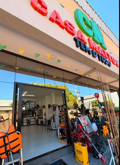 Entrada da Casa Mattos com ferramentas, equipamentos e produtos em exposição
