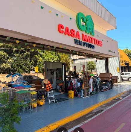 Fachada da Casa Mattos Tem D'Tudo na Rua Tangará, em Sorriso – MT, com produtos expostos na calçada